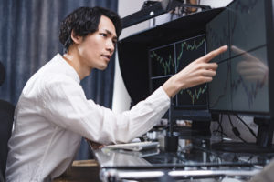 分析している様子